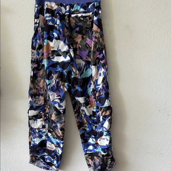 NWT Free People movement Mesmerize Me Printed Pant Violet Splendor Camo L - Picture 8 of 11